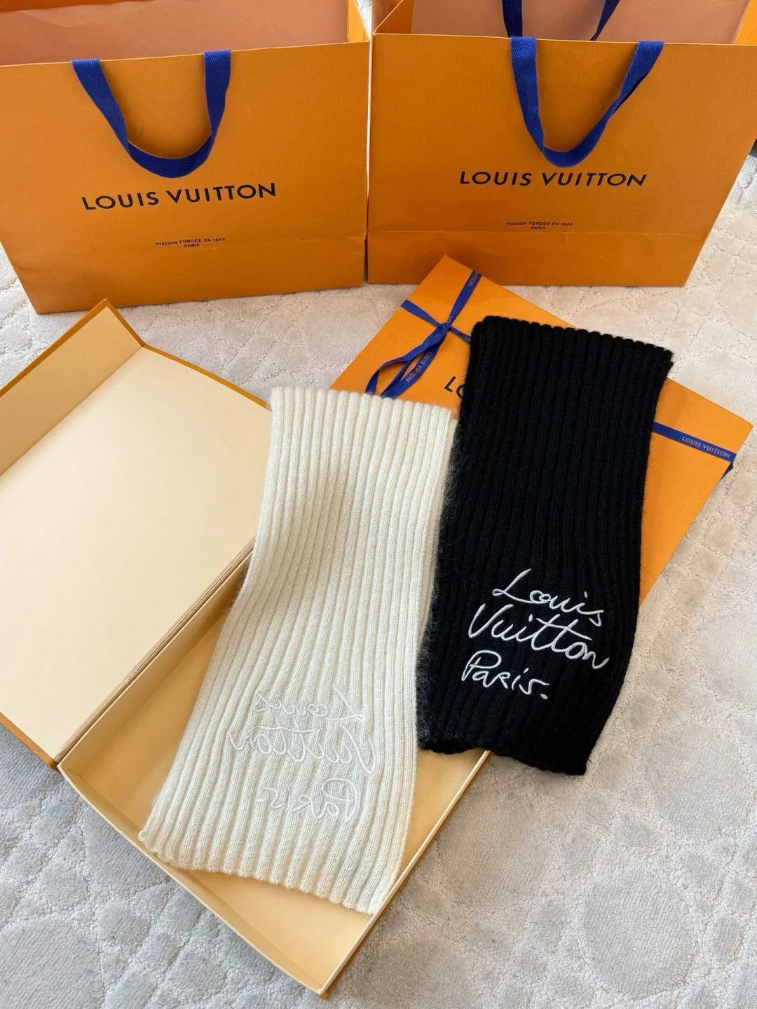 LOUIS VUITTON autumn and winter ski series scarf ●Original version: 5450 purchase and development ●Item number: 1682012-B05 ●Fabric: wool blended fabric ●Technology: knitted production ●Color: black/white ●Version: fitted version ●Description: This Louis Vuitton scarf is made of high-count fine cashmere blended material and is woven through 12-needle precision vertical pit strip knitting technology. The texture is uniform and fine, with both softness and drape. The "Louis Vuitton Paris" logo on the front of the scarf is presented using a three-dimensional embroidery process: it is first shaped with embroidery thread of the same color, and then three layers of gradient stitching are added to make the font outline clear and textured, and blend naturally with the knitted fabric. The finished product is steam pre-shrunk and hand-ironed to ensure dimensional stability and fluffy touch. The packaging uses the brand's exclusive gift box. From material selection to detailed craftsmanship, the production standards of the brand's high-end line are continued, taking into account warmth retention and decoration. The overall wiring is straight and delicate, the fabric is comfortable and soft, and the color is consistent without color difference. It can be matched with the same style to create a fashionable look and control various occasions. Customized accessories, complete with three standards, same style for men and women!